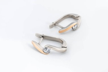 Beyaz arka plan kırpma yolunda izole edilmiş kadınlar için büyük mücevherler.