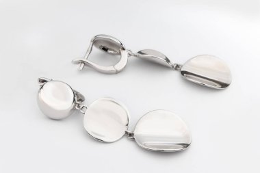 Beyaz arka plan kırpma yolunda izole edilmiş kadınlar için büyük mücevherler.