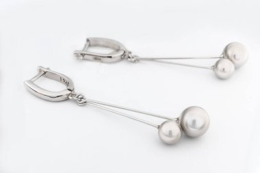 Beyaz arka plan kırpma yolunda izole edilmiş kadınlar için büyük mücevherler.