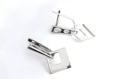 Beyaz arka plan kırpma yolunda izole edilmiş kadınlar için büyük mücevherler.