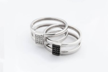 Gümüş minimalizm elmas yüzük izole beyaz arkaplan