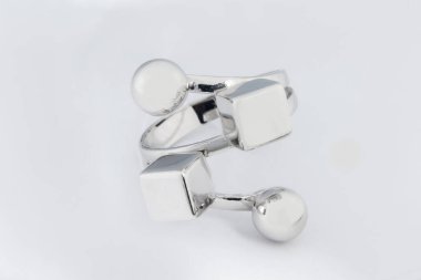 Gümüş minimalizm elmas yüzük izole beyaz arkaplan