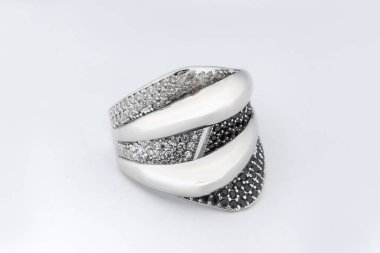 Gümüş minimalizm elmas yüzük izole beyaz arkaplan