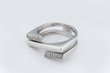 Gümüş minimalizm elmas yüzük izole beyaz arkaplan