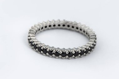 Gümüş elmas yüzük izole edilmiş beyaz arka plan. Gümüş mücevher yüzüğü.