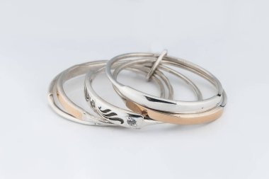 Gümüş elmas yüzük izole edilmiş beyaz arka plan. Gümüş mücevher yüzüğü.