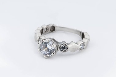 Gümüş elmas yüzük izole edilmiş beyaz arka plan. Gümüş mücevher yüzüğü.