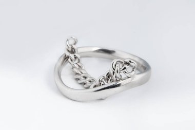 Gümüş elmas yüzük izole edilmiş beyaz arka plan. Gümüş mücevher yüzüğü.