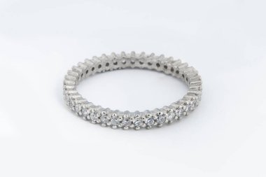 Gümüş elmas yüzük izole edilmiş beyaz arka plan. Gümüş mücevher yüzüğü.