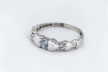 Gümüş elmas yüzük izole edilmiş beyaz arka plan. Gümüş mücevher yüzüğü.