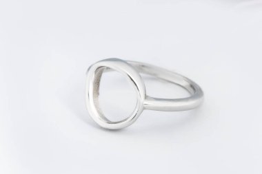 Gümüş elmas yüzük izole edilmiş beyaz arka plan. Gümüş mücevher yüzüğü.