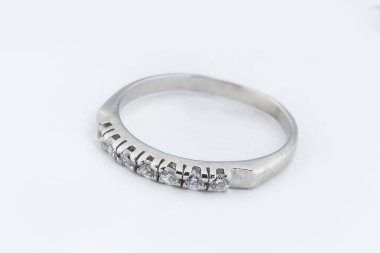 Gümüş elmas yüzük izole edilmiş beyaz arka plan. Gümüş mücevher yüzüğü.