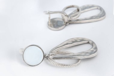 Beyaz arka plan kırpma yolunda izole edilmiş kadınlar için büyük mücevherler.