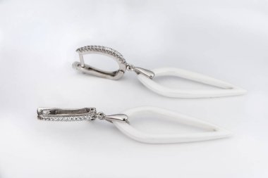 Beyaz arka plan kırpma yolunda izole edilmiş kadınlar için büyük mücevherler.