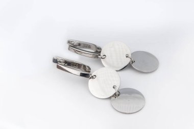 Beyaz arka plan kırpma yolunda izole edilmiş kadınlar için büyük mücevherler.