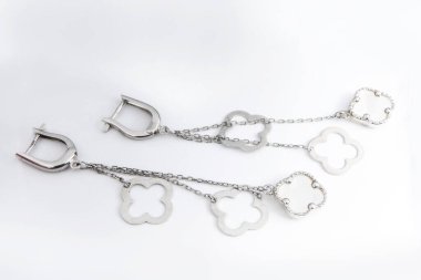 Beyaz arka plan kırpma yolunda izole edilmiş kadınlar için büyük mücevherler.