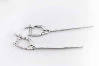 Beyaz arka plan kırpma yolunda izole edilmiş kadınlar için büyük mücevherler.