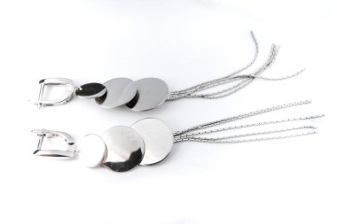 Beyaz arka plan kırpma yolunda izole edilmiş kadınlar için büyük mücevherler.