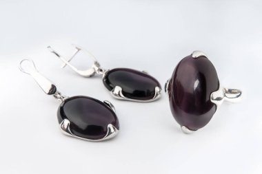 Zarif bir mücevher seti, pırlantalı kolye küpeleri. Gümüş mücevherler ve değerli taşlar. Ürün hala hayat konsepti