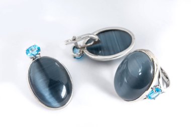 Zarif bir mücevher seti, pırlantalı kolye küpeleri. Gümüş mücevherler ve değerli taşlar. Ürün hala hayat konsepti