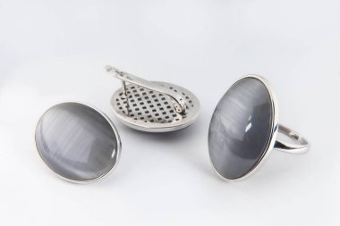 Zarif bir mücevher seti, pırlantalı kolye küpeleri. Gümüş mücevherler ve değerli taşlar. Ürün hala hayat konsepti