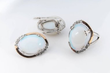 Zarif bir mücevher seti, pırlantalı kolye küpeleri. Gümüş mücevherler ve değerli taşlar. Ürün hala hayat konsepti