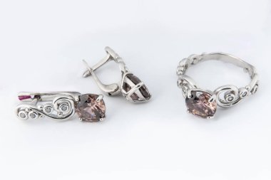 Zarif bir mücevher seti, pırlantalı kolye küpeleri. Gümüş mücevherler ve değerli taşlar. Ürün hala hayat konsepti