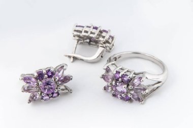 Zarif bir mücevher seti, pırlantalı kolye küpeleri. Gümüş mücevherler ve değerli taşlar. Ürün hala hayat konsepti