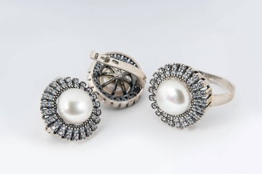 Zarif bir mücevher seti, pırlantalı kolye küpeleri. Gümüş mücevherler ve değerli taşlar. Ürün hala hayat konsepti