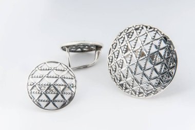 Zarif bir mücevher seti, pırlantalı kolye küpeleri. Gümüş mücevherler ve değerli taşlar. Ürün hala hayat konsepti