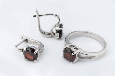 Zarif bir mücevher seti, pırlantalı kolye küpeleri. Gümüş mücevherler ve değerli taşlar. Ürün hala hayat konsepti