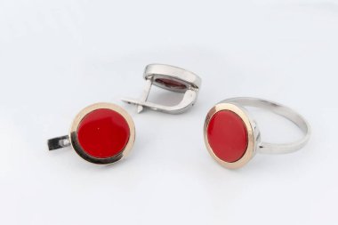 Zarif bir mücevher seti, pırlantalı kolye küpeleri. Gümüş mücevherler ve değerli taşlar. Ürün hala hayat konsepti