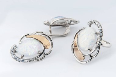 Zarif bir mücevher seti, pırlantalı kolye küpeleri. Gümüş mücevherler ve değerli taşlar. Ürün hala hayat konsepti