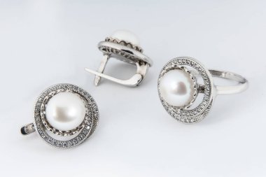 Zarif bir mücevher seti, pırlantalı kolye küpeleri. Gümüş mücevherler ve değerli taşlar. Ürün hala hayat konsepti