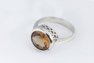 Gümüş elmas yüzük izole edilmiş beyaz arka plan. Gümüş mücevher yüzüğü.