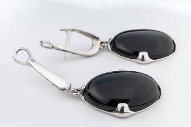 Beyaz arka plan kırpma yolunda izole edilmiş kadınlar için büyük mücevherler.