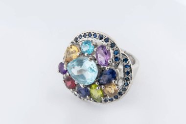 Gümüş elmas yüzük izole edilmiş beyaz arka plan. Gümüş mücevher yüzüğü.