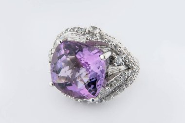 Gümüş elmas yüzük izole edilmiş beyaz arka plan. Gümüş mücevher yüzüğü.