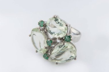 Gümüş elmas yüzük izole edilmiş beyaz arka plan. Gümüş mücevher yüzüğü.