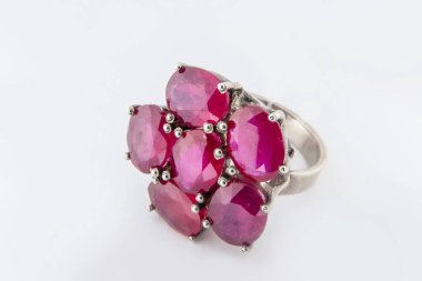 Gümüş elmas yüzük izole edilmiş beyaz arka plan. Gümüş mücevher yüzüğü.