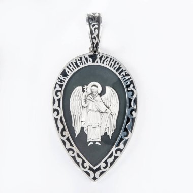 Üzerinde Bakire Meryem sembolü olan altın kolye izole edilmiş beyaz