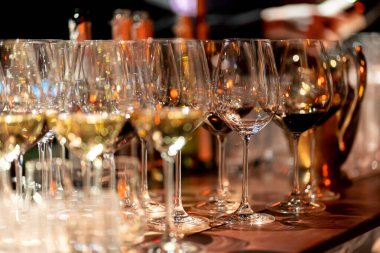 Barmen kırmızı şarabı bardaklara doldurur.