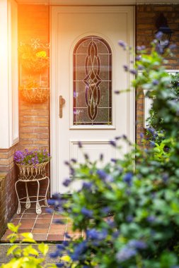 Tuğla duvarları, merdivenleri, ön pencereleri olan tipik bir Hollandalı kapı cephesi. Sokaktaki kapılar, Hollanda