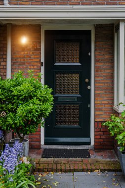 Tipik Hollanda kapısı. Hollanda mimarisi, Hollanda 'da bir kapı. Hollanda kapısı