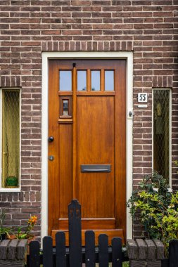 Tipik Hollanda kapısı. Hollanda mimarisi, Hollanda 'da bir kapı. Hollanda kapısı