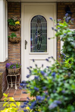 Tuğla duvarları, merdivenleri, ön pencereleri olan tipik bir Hollandalı kapı cephesi. Sokaktaki kapılar, Hollanda