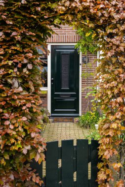 Tipik Hollanda kapısı. Hollanda mimarisi, Hollanda 'da bir kapı. Hollanda kapısı