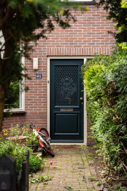 Tipik Hollanda kapısı. Hollanda mimarisi, Hollanda 'da bir kapı. Hollanda kapısı