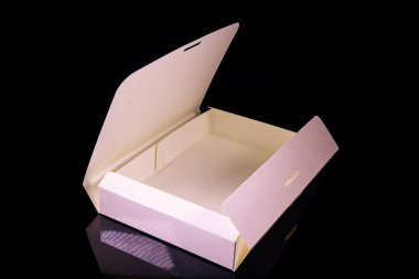 Boş paket maketi. Siyah alçı arka planda beyaz karton kutu. Üst görünüm.