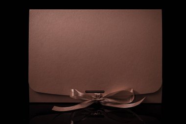 Erkek hediye konsepti. Arkaplanda lüks bir fiyonk olan hediye kutusu. Kopyalama alanı ile yatay.